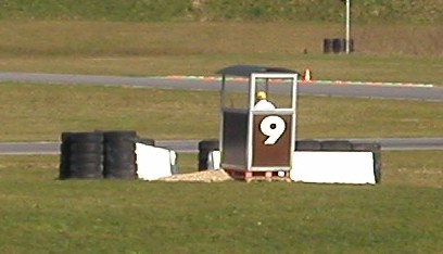 Un commissaire de piste au bord du circuit